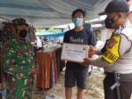 Polsek Kerumutan Gelar Bhakti Sosial,  Berikan Bantuan Sembako Kepada Warga.