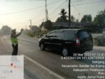 Personel Polsek Bandar Sei Kijang Lakukan Pengaturan Lalin di KM 34.