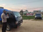 JELANG BUKA PUASA, POLSEK TELUK MERANTI BAGIKAN TAKJIL KEPADA PENGGUNA JALAN