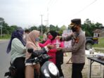 Jelang Buka Puasa, Polsek Pangkalan Kuras Bagikan Takjil Kepada Masyarakat Pengguna Jalan