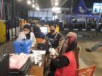 Petugas Polsek Pangkalan Kerinci Berikan Pengamanan Vaksinasi.