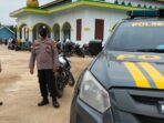 PERSONEL POLSEK UKUI BERIKAN PENGAMANAN BAGI MASYARAKAT YANG MELAKUKAN SHOLAT IED IDUL FITRI
