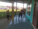 Ciptakan Harmonisasi Dengan Masyarakat, Personel Polsek Langgam Goro di Masjid Al Amin Desa Segati.