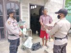 Kapolsubsektor Pelalawan Iptu Legito Kembali Serahkan Bansos Masyarakat Terdampak Covid-19