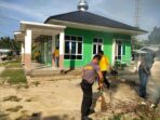 Kanit Reskrim Polsek Bandar Sei Kijang Iptu Wel Etria SS Pimpin Giat Bhakti Sosial di Musholla Al Ikhlas di Jalan Jalo Ambang.
