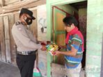 Personel Polsek Kerumutan Salurkan Sembako, Sasar Rumah Warga Terdampak Covid.