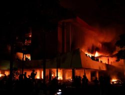 Demonstran membakar gedung DPR RI dan DPRD di sejumlah provinsi